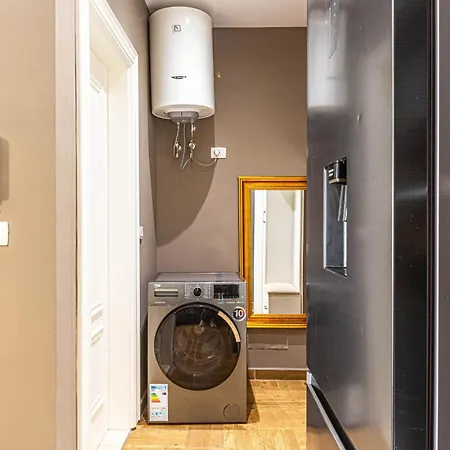 Brownie Luxury 3 With Balcony Full Kitchen 3 Min To